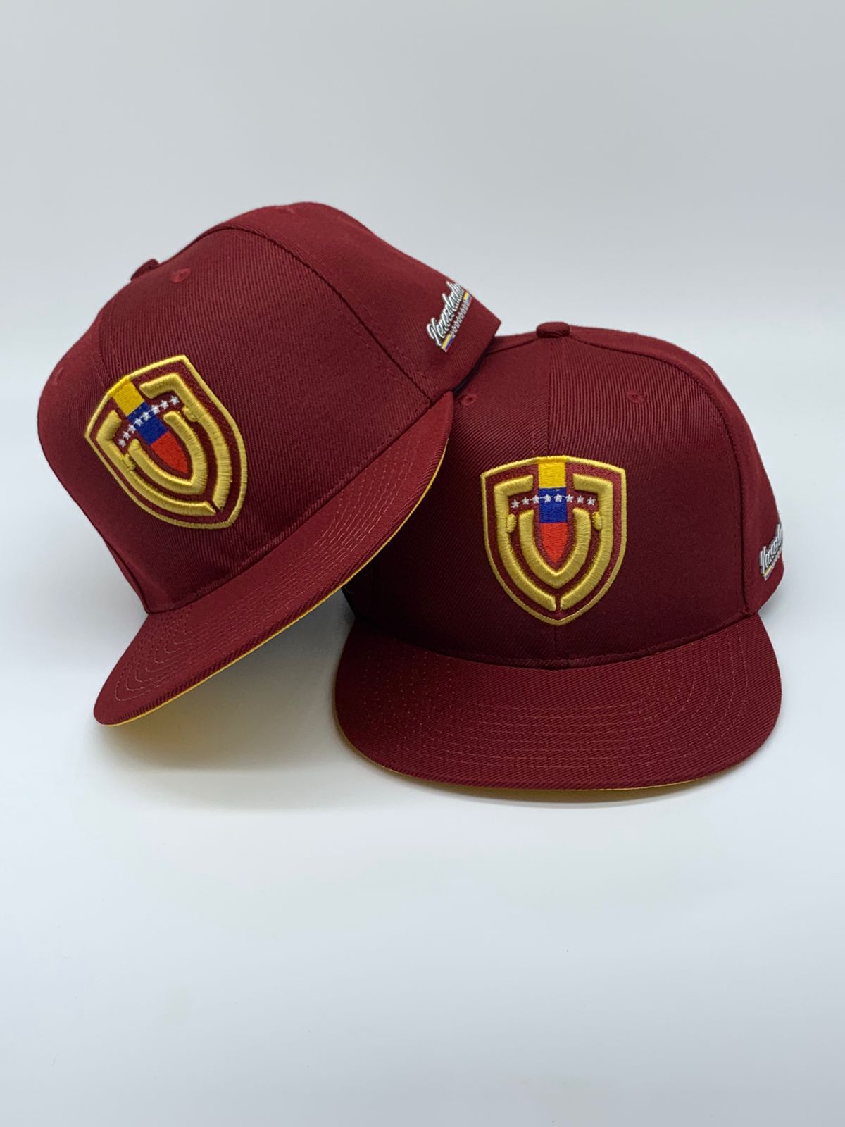 WhatsApp-Image-2025-05-07-at-14.59.49-1.jpeg Boné aba reta Vinotinto Venezolano Ajustável - Venezolandia - Imagem 1