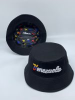 Sombrero Bucket Hat Negro "Venezuela" – Diseño Bordado con Forro Tricolor