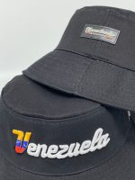 Sombrero Bucket Hat Negro "Venezuela" – Diseño Bordado con Forro Tricolor - Imagem 5