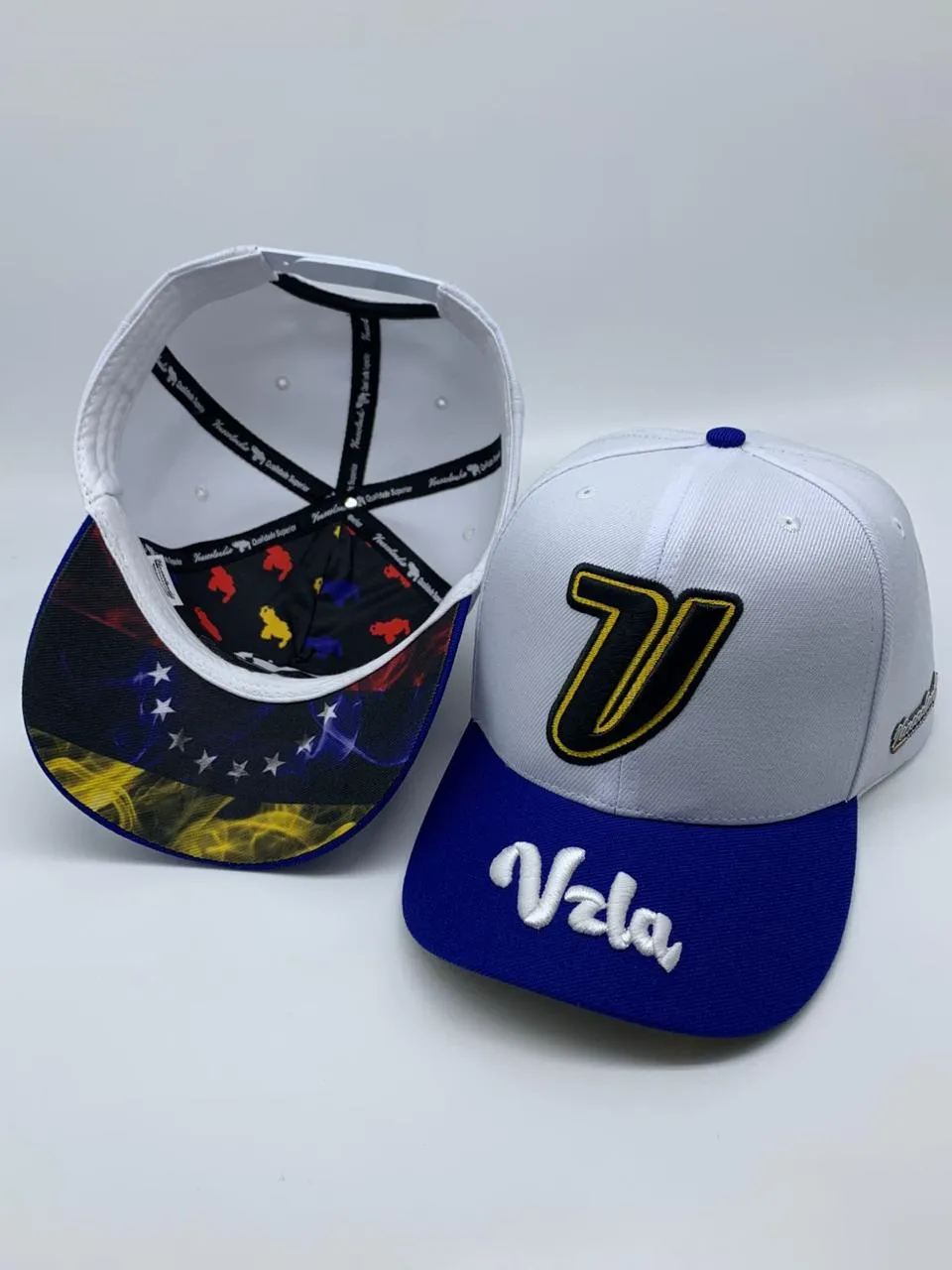 WhatsApp Image 2026-06-01 at 08.21.43 (2) Boné VZLA Premium Branco e Azul — Edição Venezolandia - Imagem 1